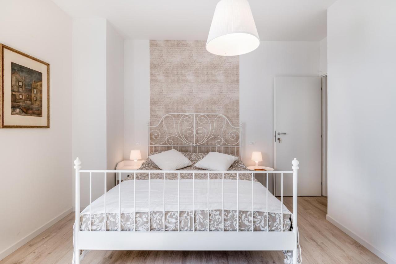 Family & Friends Rooms With Shared Bathroom Падуа Екстериор снимка