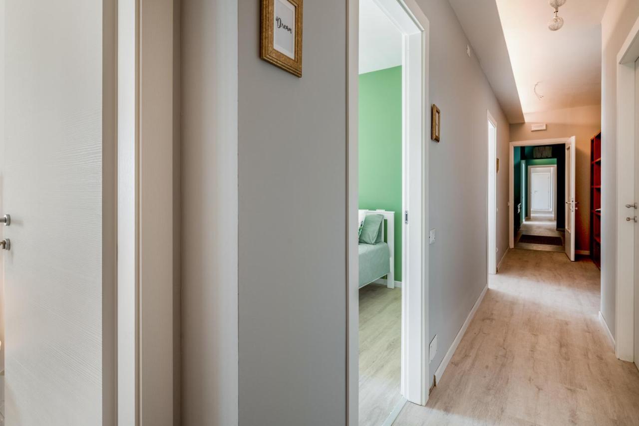 Family & Friends Rooms With Shared Bathroom Падуа Екстериор снимка