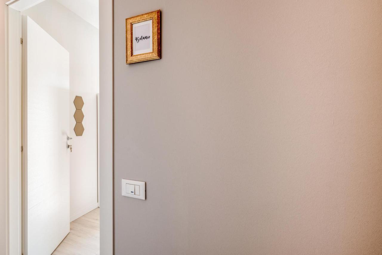 Family & Friends Rooms With Shared Bathroom Падуа Екстериор снимка